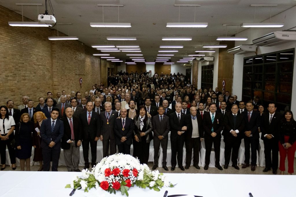 Imposición de la Medalla y Diploma de Académico Honorario de la Academia de Historia y la Geografía Militar del Paraguay (AHGMPY) al Prof. Dr. Carlos González Morel, Decano de la Facultad de Derecho y Ciencias Sociales – UNA.